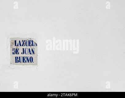 Panneau de carreau de céramique de l'une des rues de Vejer, Espagne Banque D'Images