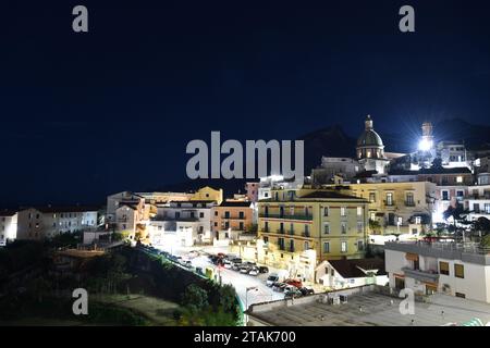 Vue panoramique de Vietri sul Mare, un village sur la côte amalfitaine dans la province de Salerne, Italie. Banque D'Images