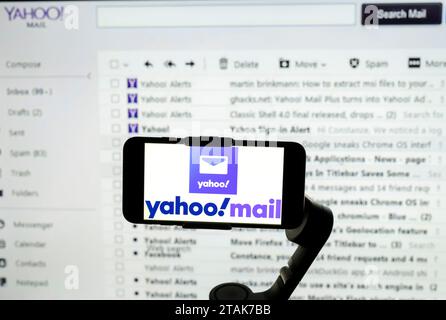 Dans cette illustration photo, le logo de Yahoo Mail est vu affiché sur un écran de téléphone mobile avec son interface de site Web en arrière-plan. Banque D'Images