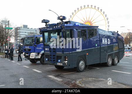 Hambourg, Deutschland. 01 décembre 2023. 2. Bundesliga - FC St. Pauli - Hamburger SV am 01.12.2023 im Millerntor-Stadion in Hamburg Wasserwerfer beziehen Stellung Foto : osnapix les règlements DFL interdisent toute utilisation de photographies comme séquences d'images et/ou quasi-vidéo crédit : dpa/Alamy Live News Banque D'Images