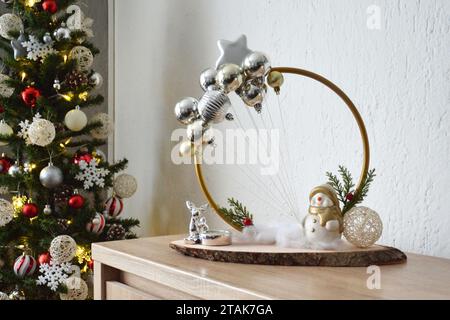 Décoration de Noël faite à la main. Concept d'artisanat de Noël. Bonhomme de neige tenant des boules comme des ballons. Banque D'Images