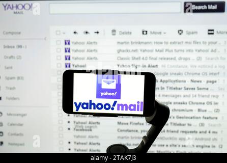 Inde. 01 décembre 2023. Dans cette illustration photo, le logo de Yahoo Mail est vu affiché sur un écran de téléphone mobile avec son interface de site Web en arrière-plan. (Photo Idrees Abbas/SOPA Images/Sipa USA) *** strictement à des fins éditoriales *** crédit : SIPA USA/Alamy Live News Banque D'Images