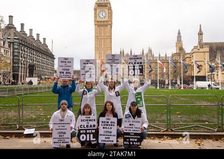 Londres, Royaume-Uni. 21 novembre 2023. Scientists for extinction Rebellion a organisé une manifestation aujourd'hui à Parliament Square, à Londres. Ils étaient à Londres dans le cadre du MP Watch où ils ont prévu de tenir des conversations constructives sur le climat avec les députés locaux appelant à pas de nouveau pétrole. Parmi les autres participants à MP Watch, citons Scientists for Global Responsibility, Climate Majority Project, Lawyers are Responsible, The Education Climate Coalition, Green @ Barts Health, Eco Medics, Climate Psychology Alliance, Climate Science Breakthrough, UK Health Alliance on Climate change, Doctors' Association UK, Plant Based H Banque D'Images