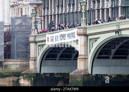 Londres, Royaume-Uni. 21 novembre 2023. Les manifestants ont tenu un énorme temps pour la bannière politique honnête sur Westminster Bridge aujourd'hui. La police du met était rapidement sur les lieux. Les manifestants étaient à Londres dans le cadre du MP Watch où ils prévoyaient de tenir des conversations constructives sur le climat avec les députés locaux appelant à pas de pétrole neuf. Ont participé à la MP Watch des scientifiques pour extinction Rebellion, scientifiques pour la responsabilité globale, Climate Majority Project, Lawyers are Responsible, la Coalition pour le climat de l'éducation, Green @ Barts Health, Eco Medics, Climate Psychology Alliance, Climate Science Breakthroug Banque D'Images