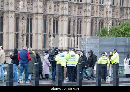 Londres, Royaume-Uni. 21 novembre 2023. Les manifestants ont tenu un énorme temps pour la bannière politique honnête sur Westminster Bridge aujourd'hui. La police du met était rapidement sur les lieux. Les manifestants étaient à Londres dans le cadre du MP Watch où ils prévoyaient de tenir des conversations constructives sur le climat avec les députés locaux appelant à pas de pétrole neuf. Ont participé à la MP Watch des scientifiques pour extinction Rebellion, scientifiques pour la responsabilité globale, Climate Majority Project, Lawyers are Responsible, la Coalition pour le climat de l'éducation, Green @ Barts Health, Eco Medics, Climate Psychology Alliance, Climate Science Breakthroug Banque D'Images