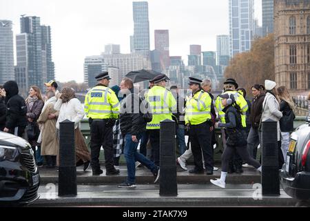 Londres, Royaume-Uni. 21 novembre 2023. Les manifestants ont tenu un énorme temps pour la bannière politique honnête sur Westminster Bridge aujourd'hui. La police du met était rapidement sur les lieux. Les manifestants étaient à Londres dans le cadre du MP Watch où ils prévoyaient de tenir des conversations constructives sur le climat avec les députés locaux appelant à pas de pétrole neuf. Ont participé à la MP Watch des scientifiques pour extinction Rebellion, scientifiques pour la responsabilité globale, Climate Majority Project, Lawyers are Responsible, la Coalition pour le climat de l'éducation, Green @ Barts Health, Eco Medics, Climate Psychology Alliance, Climate Science Breakthroug Banque D'Images