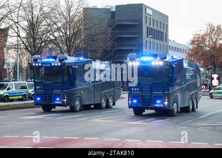 Hambourg, Deutschland. 01 décembre 2023. 2. Bundesliga - FC St. Pauli - Hamburger SV am 01.12.2023 im Millerntor-Stadion in Hamburg Wasserwerfer beziehen Stellung Foto : osnapix les règlements DFL interdisent toute utilisation de photographies comme séquences d'images et/ou quasi-vidéo crédit : dpa/Alamy Live News Banque D'Images