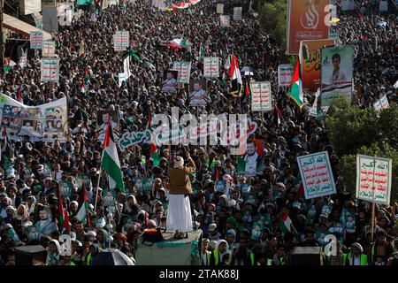 SANAA, Sanaa, Yémen. 1 décembre 2023. Les gens se rassemblent pour montrer leur solidarité aux Palestiniens dans la bande de Gaza, au milieu du conflit en cours entre Israël et le groupe islamiste palestinien Hamas, les Houthis du Yémen ont promis de reprendre les attaques de missiles contre Israël et de détourner des navires israéliens dans la mer Rouge, si Israël reprend les combats dans l’enclave palestinienne de la bande de Gaza. (Image de crédit : © Osamah Yahya/ZUMA Press Wire) USAGE ÉDITORIAL SEULEMENT! Non destiné à UN USAGE commercial ! Crédit : ZUMA Press, Inc./Alamy Live News Banque D'Images