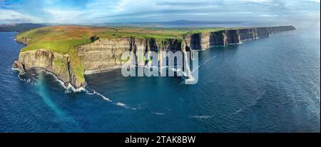 Vue panoramique aérienne des falaises de Moher près du coucher du soleil le long de la région de Burren dans le comté de Clare, Irlande Banque D'Images