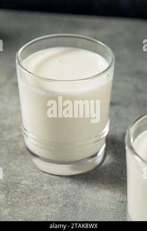 Lait de vache entier nourri d'herbe biologique dans un verre Banque D'Images