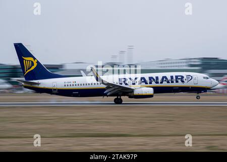 Boeing 737-800 de Ryanair atterrissant sur la piste de l'aéroport de Prague Banque D'Images