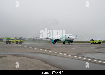 Le Flynas Airbus A320 NEO de la compagnie aérienne saoudienne au volant d'un salut aquatique après son vol inaugural de Riyad à Lviv Banque D'Images