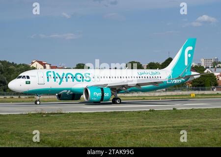 Le Flynas Airbus A320 NEO de la compagnie aérienne saoudienne ralentit après avoir atterri à Lviv, avec poussée inverse activée Banque D'Images