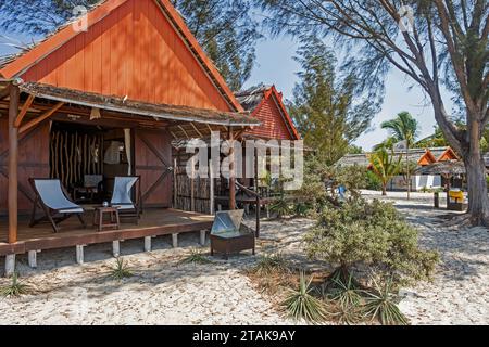 Hébergement touristique en bord de mer sur la plage dans le village côtier Belo sur Mer, district de Morondava, région de Menabe, Madagascar, Afrique Banque D'Images