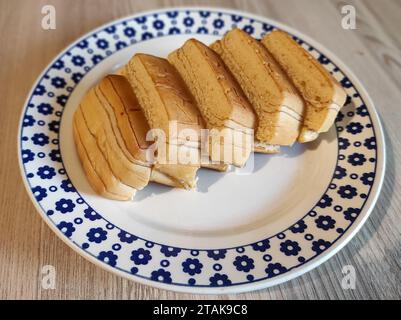 Pain de citrouille fait maison en couches sur une assiette Banque D'Images