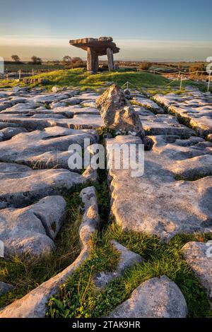 Lever du soleil à Poulnabrone dolmen, une tombe à portail à chambre unique située dans le Burren, comté de Clare, Irlande. On pense qu'il a été construit entre 42 Banque D'Images