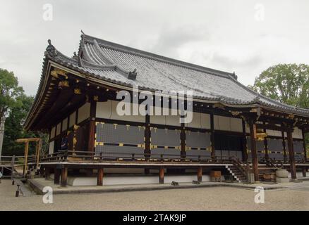 Le main Hll ou Kondo du site du temple bouddhiste de Ninna-ji juste à l'extérieur de Kyoto, au Japon. Banque D'Images