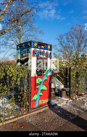 01.12.2023, Berlin, eine Bücherbox Telefonzelle Haus der Jugend Anne Frank in der Mecklenburgische Straße im Bezirk Wilmersdorf.Buch - Naturschutz in der Großstadt *** 01 12 2023, Berlin, une boîte à livres boîte de téléphone Maison des jeunes Anne Frank à Straße mecklembourgeoise dans le district de Wilmersdorf conservation des livres dans la grande ville crédit : Imago/Alamy Live News Banque D'Images