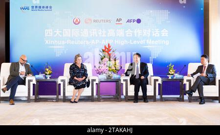 (231201) -- BEIJING, 1 décembre 2023 (Xinhua) -- Fu Hua, président de l'agence de presse Xinhua, Sue Brooks, directrice de l'agence Reuters, YK Chan, vice-présidente de l'Associated Press (AP), et Michael Mainville, membre du Comité exécutif de l’Agence France-presse (AFP) et directeur régional de l’AFP pour l’Asie-Pacifique, se rencontrent à Beijing, capitale de la Chine, pour discuter de la coopération pour relever les défis pressants auxquels sont confrontés les médias en ces temps de changement, 1 décembre 2023. La réunion de vendredi a eu lieu avant le cinquième Sommet mondial des médias (WMS) qui se tiendra dans les villes de Guangzhou et Kunming. Les dirigeants ont convenu que la nouveauté internationale Banque D'Images