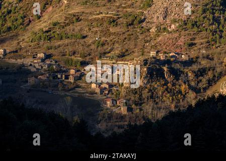 Itinéraire des points de vue du Pla de l'Àliga depuis Estana. Vue du village de Querforadat (Cerdanya - Alt Urgell, Catalogne, Espagne, Pyrénées) Banque D'Images