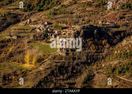 Itinéraire des points de vue du Pla de l'Àliga depuis Estana. Vue du village de Querforadat (Cerdanya - Alt Urgell, Catalogne, Espagne, Pyrénées) Banque D'Images