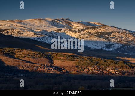 Coucher de soleil en Cerdagne avec les sommets enneigés de la haute Cerdagne française en arrière-plan (Cerdagne, Catalogne, Espagne, Pyrénées) Banque D'Images