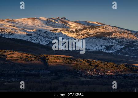 Coucher de soleil en Cerdagne avec les sommets enneigés de la haute Cerdagne française en arrière-plan (Cerdagne, Catalogne, Espagne, Pyrénées) Banque D'Images