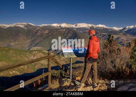 Vues sur les montagnes de l'Alt Urgell depuis le point de vue nord-est du Pla de l'Àliga (Alt Urgell, Catalogne, Espagne, Pyrénées) Banque D'Images