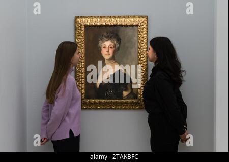 LONDRES, ROYAUME-UNI - 01 DÉCEMBRE 2023 : les membres du personnel de la galerie regardent un tableau de John Singer Sargent intitulé « Portrait de Constance Gladys, comtesse de Grey, plus tard marquise de Ripon » (estimation : £400 000 - 600,000) lors d'un photocall à la maison de vente Sotheby's présentant les temps forts de la Old Masters week Sales à Londres, Royaume-Uni, le 01 décembre 2023. La vente en soirée de la semaine des maîtres de décembre s'étend du début du XVe au début du XXe siècle et présente un large éventail d'œuvres remarquables de presque tous les genres. (Photo de Wiktor Szymanowicz/NurPhoto) Banque D'Images