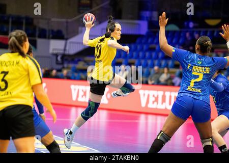 Frederikshavn, Danemark. 01 décembre 2023. Kristina Radayeva (10), de la Kazakhstan, a été vue lors du match du Championnat du monde de handball 2023 de l'IHF entre le Kazakhstan et le Brésil à l'Arena Nord à Frederikshavn. (Crédit photo : Gonzales photo/Alamy Live News Banque D'Images