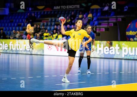 Frederikshavn, Danemark. 01 décembre 2023. Sevara Rejemetova (4) du Kazakhstan vu lors du match du Championnat du monde de handball IHF 2023 entre le Kazakhstan et le Brésil à Arena Nord à Frederikshavn. (Crédit photo : Gonzales photo/Alamy Live News Banque D'Images