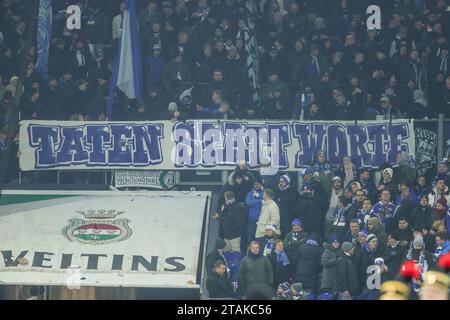 Gelsenkirchen, Deutschland. 01 décembre 2023. 01.12.2023, Fussball, 2. Bundesliga, 15. Spieltag, saison 2023/2024, FC Schalke 04 - VfL Osnabrück, Spruchband der fans des FC Schalke 04 an die Mannschaft Foto : Tim Rehbein/RHR-FOTO/dpa/Alamy Live News Banque D'Images