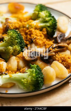 Gnocchi aux champignons brocoli et chapelure épicée Banque D'Images