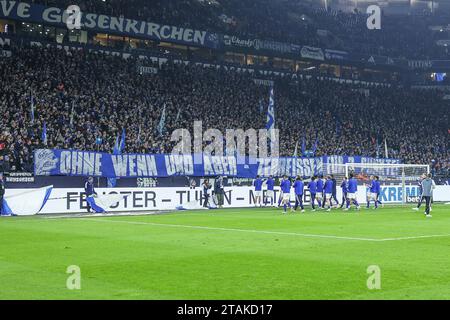 Gelsenkirchen, Deutschland. 01 décembre 2023. 01.12.2023, Fussball, 2. Bundesliga, 15. Spieltag, saison 2023/2024, FC Schalke 04 - VfL Osnabrück, Spruchband der fans des FC Schalke 04 an die Mannschaft. Foto : Tim Rehbein/RHR-FOTO/dpa/Alamy Live News Banque D'Images