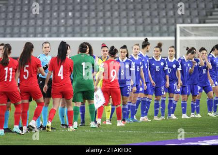 Limassol, Chypre. 01 décembre 2023. Limassol Stadium, Limassol, Chypre, 1 décembre 2023 : trois équipes se serrent la main avant le match de la Ligue des Nations des femmes de l'UEFA entre Chypre et l'Azerbaïdjan au stade Limassol à Limassol, Chypre, le 1 décembre 2023. (Sean Chandler/SPP) crédit : SPP Sport Press photo. /Alamy Live News Banque D'Images