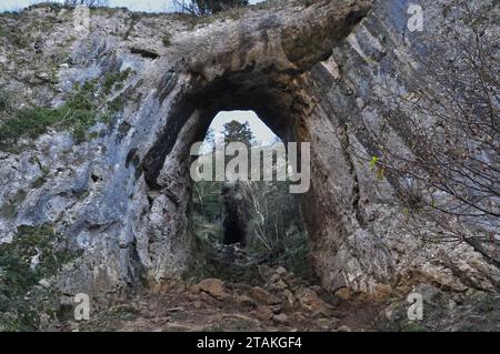 Reynard Cave, Dovedale, Peak District, une arche de calcaire naturel Banque D'Images