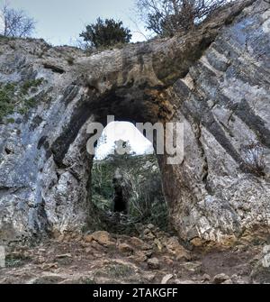 Reynard Cave, Dovedale, Peak District, une arche de calcaire naturel Banque D'Images