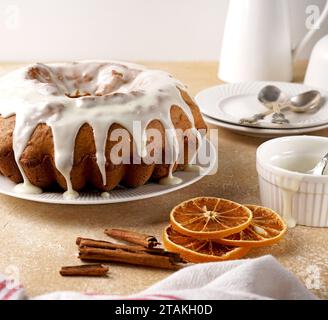 Gâteau à la citrouille bundt arrosé d'un glaçage au sucre en poudre sur une assiette Banque D'Images