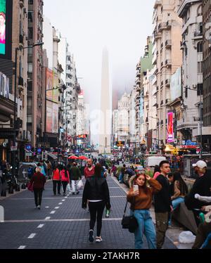 La célèbre Av. Rue Corrientes. Sur le fond, l'obélisque. Banque D'Images