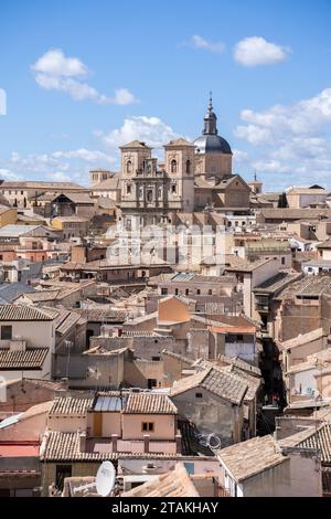 Image verticale des toits du centre historique de Tolède, Espagne avec l'église jésuite de San Ildefonso surplombant les maisons du centre Banque D'Images