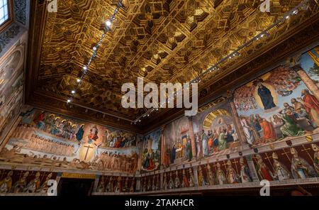 Tolède, Espagne - 18 mars 2023 : salle du chapitre de la cathédrale Sainte-Marie de Tolède, Espagne, remplie de peintures et d'art pour célébrer l'extraordi Banque D'Images