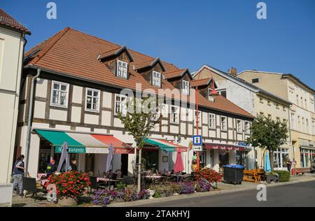 Straßenszene, Altbauten, Rosenstraße, Altstadt, Angermünde, Brandenburg, Deutschland Banque D'Images