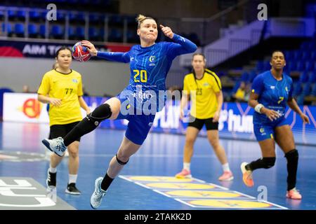Frederikshavn, Danemark. 01 décembre 2023. Larissa Araujo (20) du Brésil a été vue lors du match du Championnat du monde de handball IHF 2023 entre le Kazakhstan et le Brésil à l'Arena Nord à Frederikshavn. (Crédit photo : Gonzales photo/Alamy Live News Banque D'Images
