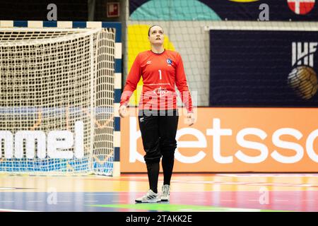 Frederikshavn, Danemark. 01 décembre 2023. Gabriela Moreschi (1), brésilienne, a été vue lors du match du Championnat du monde de handball 2023 de l'IHF entre le Kazakhstan et le Brésil à l'Arena Nord à Frederikshavn. (Crédit photo : Gonzales photo/Alamy Live News Banque D'Images