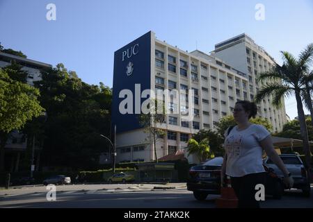 Campus de l'Université catholique pontificale de Rio de Janeiro. Bâtiment PUC - Rio de Janeiro, Brésil 11.30.2023 Banque D'Images