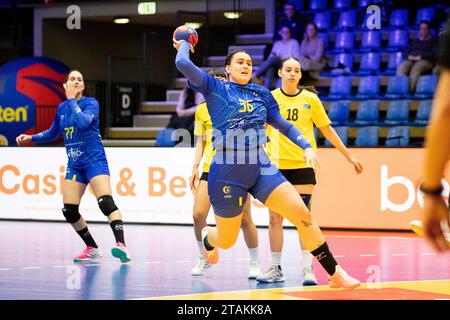 Frederikshavn, Danemark. 01 décembre 2023. Marcela Santos Arounian (36 ans) du Brésil vu lors du match du Championnat du monde de handball IHF 2023 entre le Kazakhstan et le Brésil à l'Arena Nord à Frederikshavn. (Crédit photo : Gonzales photo/Alamy Live News Banque D'Images
