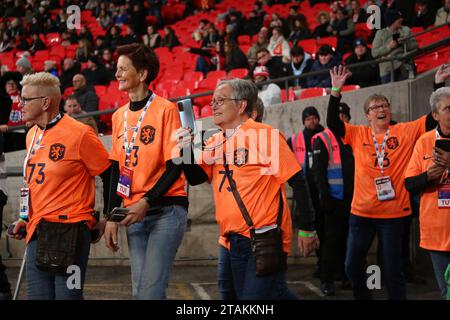 Stade de Wembley, Londres, Royaume-Uni. 1 décembre 2023. Women Nations League International football, Angleterre contre pays-Bas ; l'équipe néerlandaise de 1973 personnes assiste à la célébration du 50e anniversaire entre les deux pays. Crédit : action plus Sports/Alamy Live News Banque D'Images