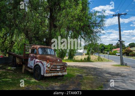 Un camion Fargo vintage rouillé dans la ville de campagne australienne de Chewton, Victoria Banque D'Images