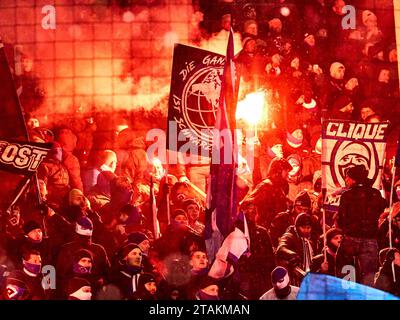 Hambourg, Deutschland. 01 décembre 2023. HSV fans mit Pyrotechnik. GER, FC St. Pauli vs Hamburger SV, Fussball, 2.Bundesliga, Spieltag 15, Spielzeit 2023/2024, 01.12.2023 photo : Eibner-Pressefoto/ Stephanie Zerbe LES RÈGLEMENTS DFB/DFL INTERDISENT TOUTE UTILISATION DE PHOTOGRAPHIES COMME SÉQUENCES D'IMAGES ET/OU QUASI-VIDÉO/dpa/Alamy Live News Banque D'Images