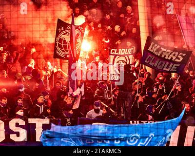 Hambourg, Deutschland. 01 décembre 2023. HSV fans mit Pyrotechnik. GER, FC St. Pauli vs Hamburger SV, Fussball, 2.Bundesliga, Spieltag 15, Spielzeit 2023/2024, 01.12.2023 photo : Eibner-Pressefoto/ Stephanie Zerbe LES RÈGLEMENTS DFB/DFL INTERDISENT TOUTE UTILISATION DE PHOTOGRAPHIES COMME SÉQUENCES D'IMAGES ET/OU QUASI-VIDÉO/dpa/Alamy Live News Banque D'Images